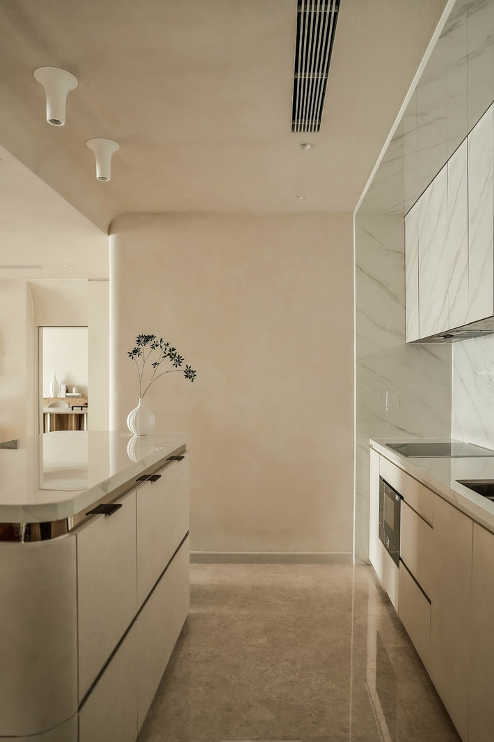 Đảo bếp dài chất liệu đá marble nhân tạo, sơn hiệu ứng bê tông. Ảnh: Ngoisao