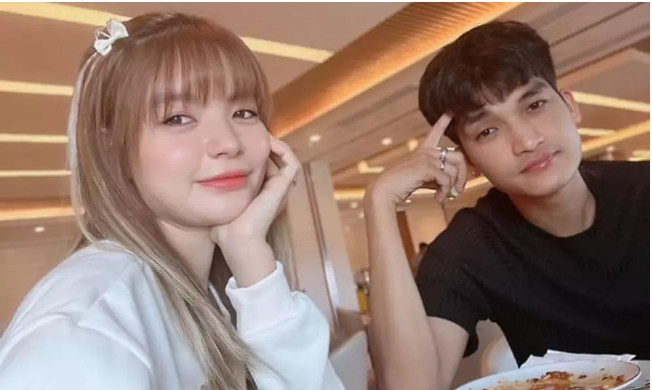 Mới đây, Mạc Văn Khoa bất ngờ bị cư dân mạng "réo tên" giữa câu chuyện một nam diễn viên "tác động vật lý" vợ được kể từ ca sĩ Pha Lê. Ngay sau đó, bà xã Mạc Văn Khoa trả lời bình luận bằng ảnh chụp chung và khéo léo "đập tan" tin đồn liên quan tới chồng. Ảnh: FBNV