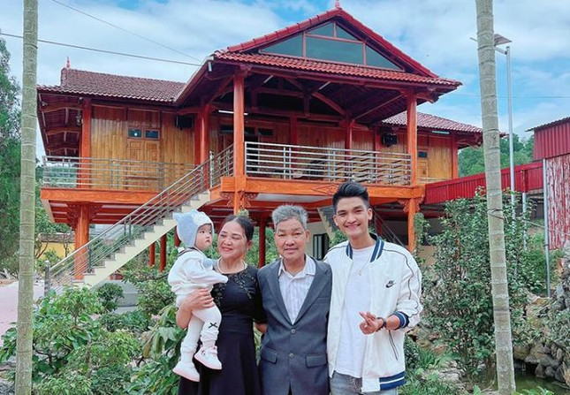 Nhờ vậy, Mạc Văn Khoa sở hữu khối tài sản không phải dạng vừa. Nam diễn viên hài từng chia sẻ hình ảnh ngôi nhà sàn anh cùng chị gái xây dựng làm quà báo hiếu bố mẹ tại quê nhà Hải Dương. Ảnh: FBNV