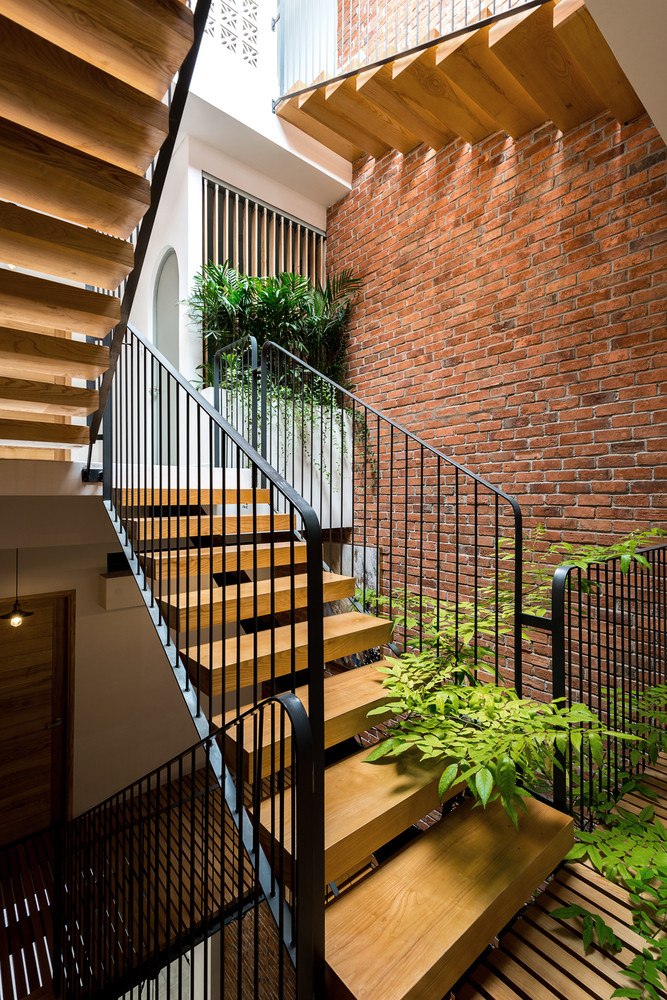 Với tiêu chí chỉ cần đủ diện tích cho các phòng chức năng, gần 1/3 diện tích căn nhà được chia cho giếng trời. Ảnh: Thanh Phạm, Chi.Arch