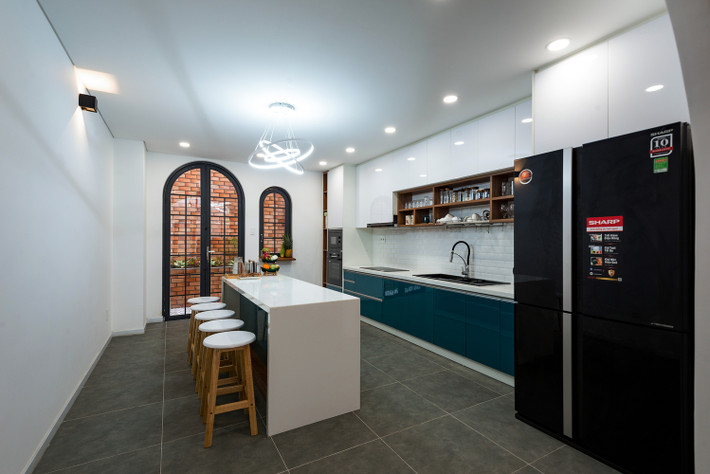 Tầng 1 được bố trí phòng bếp, bàn ăn. Ảnh: Thanh Phạm, Chi.Arch