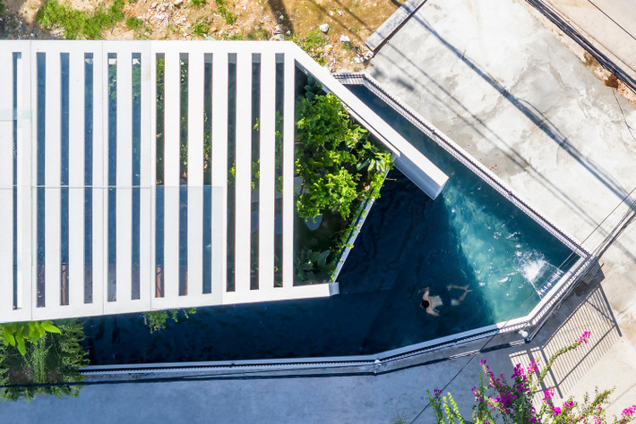 Tọa lạc tại thành phố Nha Trang, SkyGarden House xây dựng trên diện tích 100 m2, đặt trên mảnh đất không thực sự vuông vức cũng là một khó khăn trong quá trình thiết kế. Ảnh: Hiroyuki Oki