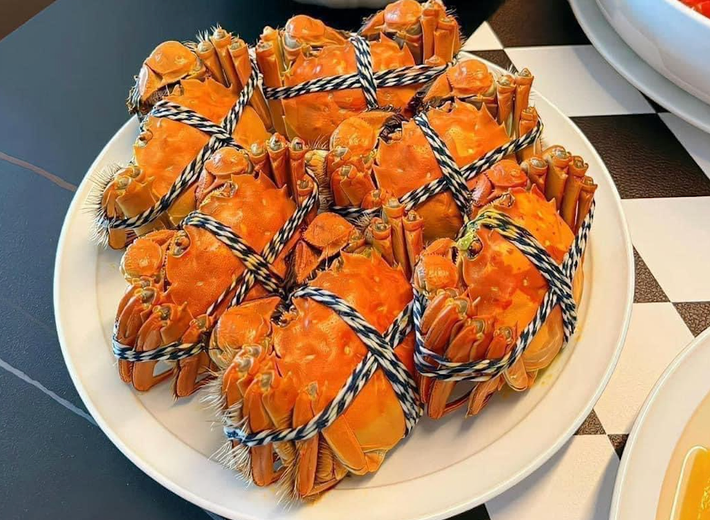 Nhưng gần đây, loại cua “quý tộc” Trung Quốc đã trở thành hàng bình dân, bán la liệt khắp các chợ, mua dễ như rau. Ảnh: Vietnamnet