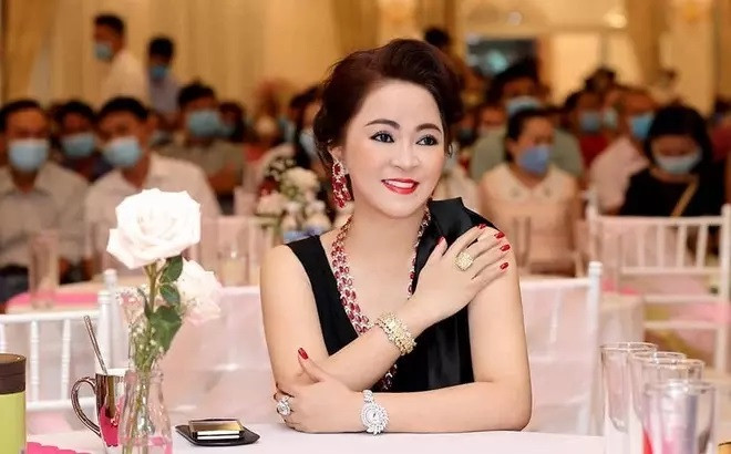 Nữ đại gia cho biết mình chơi kim cương... theo ký, tính bằng mâm chứ không phải bằng viên nữa. Ảnh: FBNV
