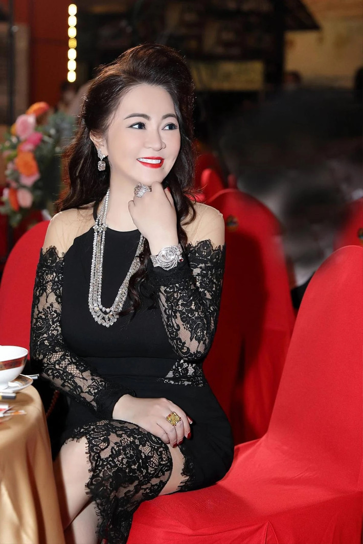 Đồng hồ Chopard's whimsical Snail bracelet của thương hiệu Chopard, có giá trị lên tới 49 tỷ đồng. Vòng cổ Ceres trị giá 615 tỷ đồng. Ảnh: FBNV