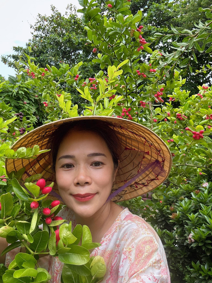 Ca sĩ Mỹ Lệ và ông xã doanh nhân sở hữu khu vườn ươm rộng hơn 10.000m2 tại quận Tận Phú (TP HCM). Tại đây, nữ ca sĩ dành nhiều tâm huyết để chăm sóc, vun trồng cho các loại cây trái và hoa thơm. Ảnh: FB Hoàng Thị Mỹ Lệ
