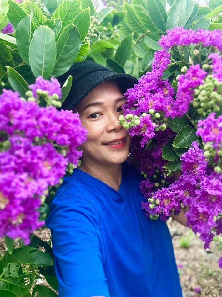 Thường được bạn bè gọi là "đại gia" song Mỹ Lệ thích làm nông trong khu vườn. Ảnh: FB Hoàng Thị Mỹ Lệ