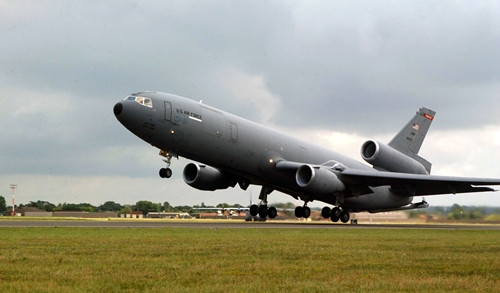 Đi vào hoạt động năm 1981, KC-10 vẫn hoạt động cho đến ngày nay, đóng vai trò quan trọng trong cả nhiệm vụ tiếp nhiên liệu và vận chuyển hàng hóa. Tính linh hoạt và độ tin cậy biến nó trở thành nền tảng của ngành hàng không quân sự Mỹ. Ảnh: Wiki