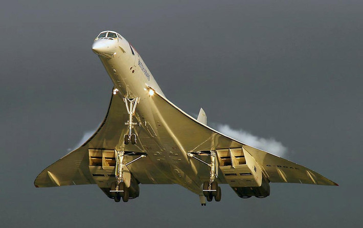 Concorde là máy bay chở khách siêu thanh đầu tiên đi vào hoạt động (1976) và mang lại những tiến bộ công nghệ đáng kể cho ngành hàng không thương mại. Concorde giúp giảm hơn một nửa thời gian bay giữa châu Âu và Mỹ. Với cánh tam giác và thân máy bay tên lửa, Concorde giống như một thứ gì đó đến từ tương lai xa xôi. Ảnh: Sunshineskies