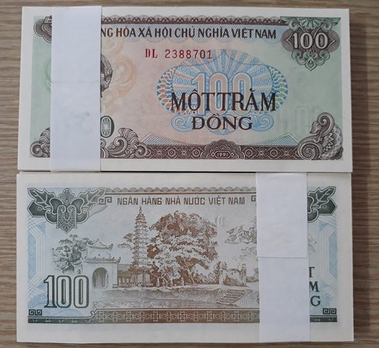 Tờ tiền giấy có mệnh giá nhỏ nhất đang lưu hành ở Việt Nam là tờ 100 đồng, phát hành năm 1991. Trên thực tế, tờ mệnh giá 100 đồng hiện không còn được sử dụng trong giao thương nhưng vẫn là ký ức của nhiều người dân Việt Nam. Ảnh: Shoptienlixidoc
