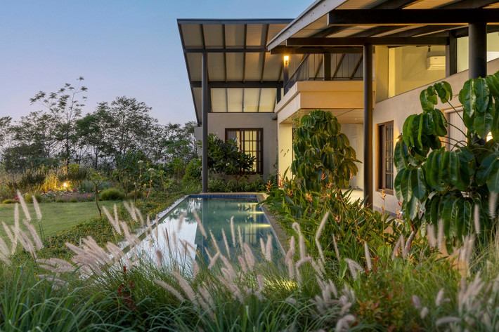 Hồ nước và cây xanh xung quanh mang đến bầu không khí mát mẻ. Ảnh: Archdaily