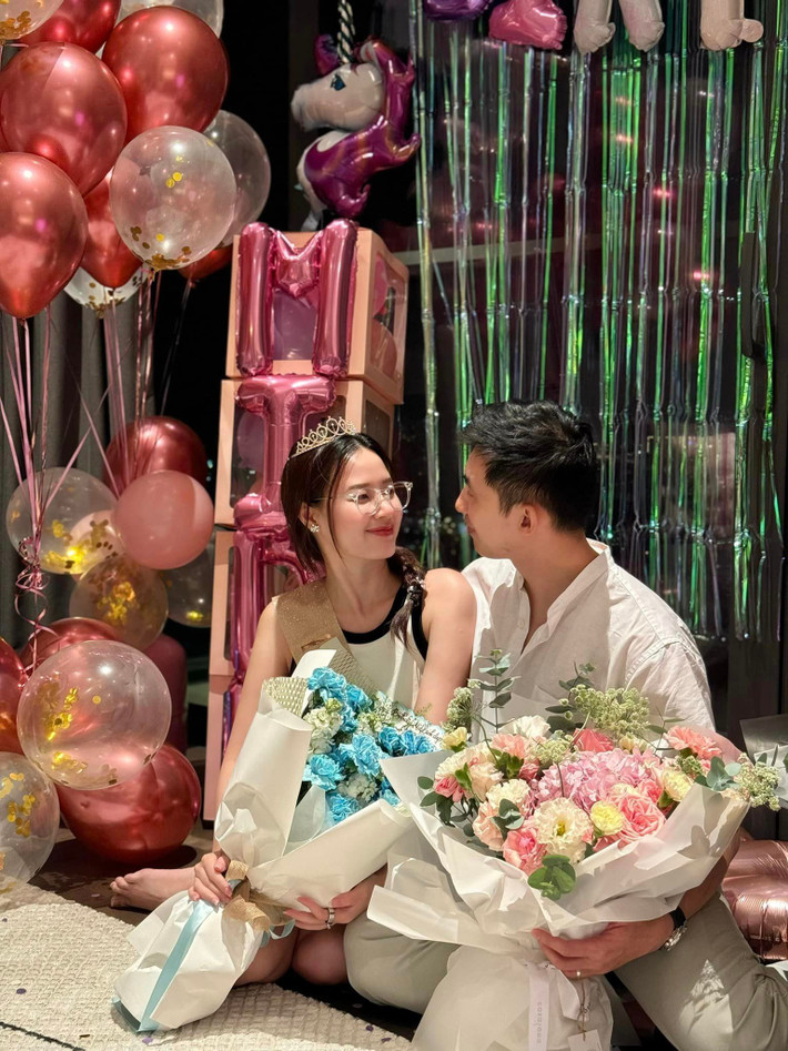 Mới đây, trên trang story Facebook, Midu hé lộ tiệc sinh nhật được tổ chức ngay tại nhà thu hút sự chú ý của mọi người. Qua đó, khán giả dễ dàng nhận ra không gian sống của Midu và thiếu gia Minh Đạt. Ảnh: FB Đặng Thị Mỹ Dung