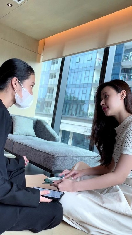 Nhờ hệ thống cửa kính bao quanh nên căn nhà luôn ngập tràn ánh sáng tự nhiên. Ảnh: FB Midu