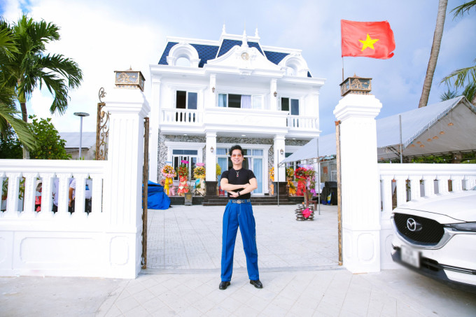 Cuối năm ngoái, ca sĩ Ngọc Sơn khánh thành nhà từ đường trên mảnh đất rộng hơn 1.200m2 tại Tam Hải (Núi Thành, Quảng Nam). Công trình có gam màu trắng chủ đạo với diện tích 500m2. Ảnh: FBNV