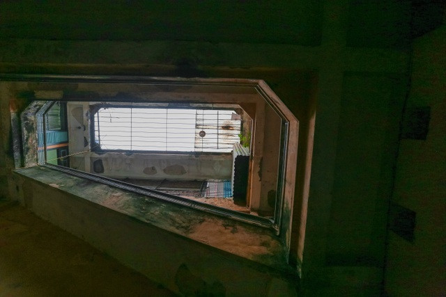 Ngôi nhà cổ mang lối kiến trúc đối xứng kiểu Pháp với cầu thang lộ thiên ở giữa giúp lấy ánh sáng. Đây cũng là điểm khác biệt khiến ông Thái An tự hào nhất trong căn nhà của mình. Ảnh: Vietnamnet
