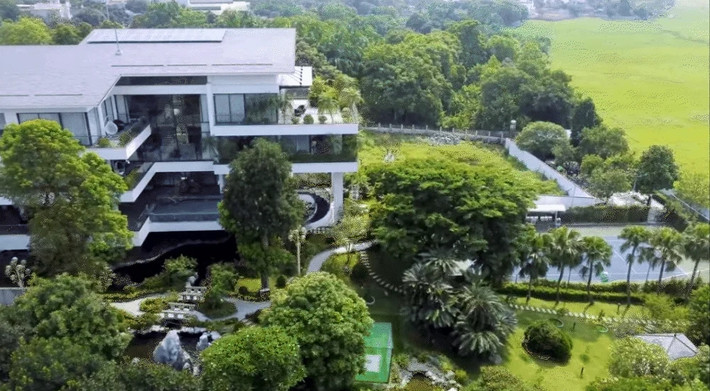 Căn biệt thự nghỉ dưỡng sở hữu tầm nhìn rộng mở hướng ra thiên nhiên, giúp gia chủ tận hưởng trọn vẹn cảm giác bình yên và thư giãn. Ảnh chụp màn hình NhaTo