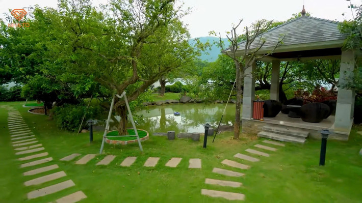 Lối đi lát đá làm tăng thêm vẻ đẹp cho sân vườn. Ảnh chụp màn hình NhaTo