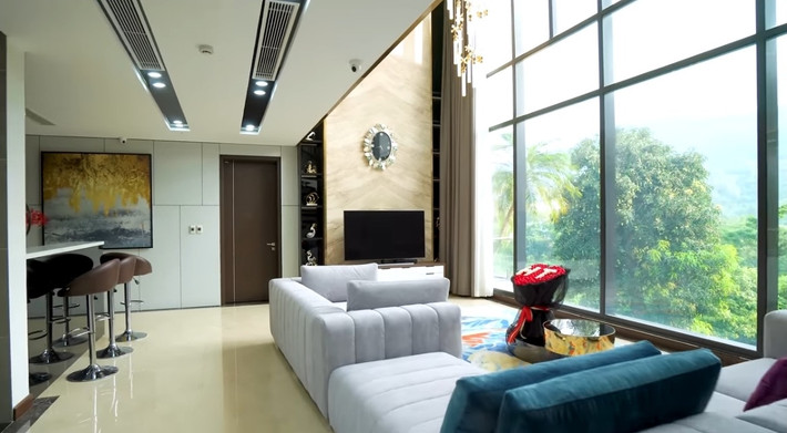 Tầng 3 và 4 thiết kế liên thông bằng tường kính trong suốt, giúp dễ dàng thưởng ngoạn khung cảnh bên ngoài. Ảnh chụp màn hình NhaTo