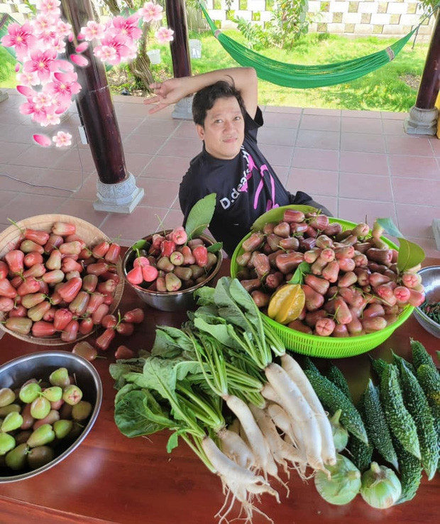 Trường Giang thích thú khoe đầy đủ loại trái cây trong biệt thự. Ảnh: FBNV