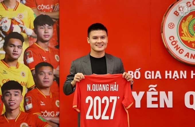 Tháng 7 vừa qua, tiền vệ Quang Hải gia hạn hợp đồng với CLB CAHN. Số tiền lương và lót tay của nam cầu thủ cũng lên đến hàng chục tỷ đồng. Ảnh: SGGP
