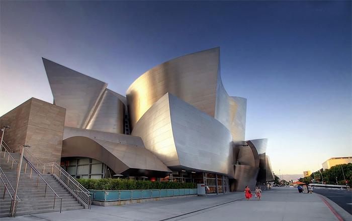 Nhà hát Walt Disney (Los Angeles, California, Mỹ) mất 15 năm mới hoàn thiện, với tổng chi phí lên tới 274 triệu USD.