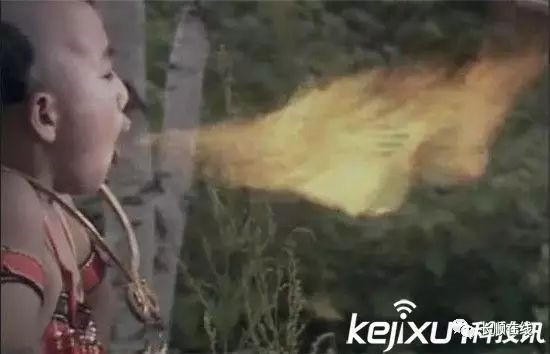 Cảnh Hồng Hài Nhi phun lửa rất thật khi lên sóng nhưng khi quay, ê kíp sử dụng súng đạo cụ phun lửa để tạo ra hiệu ứng. Diễn viên đóng vai Hồng Hài Nhi chỉ cần há miệng và sau đó, nhân viên hậu trường đứng sát cạnh bắn súng tạo lửa.