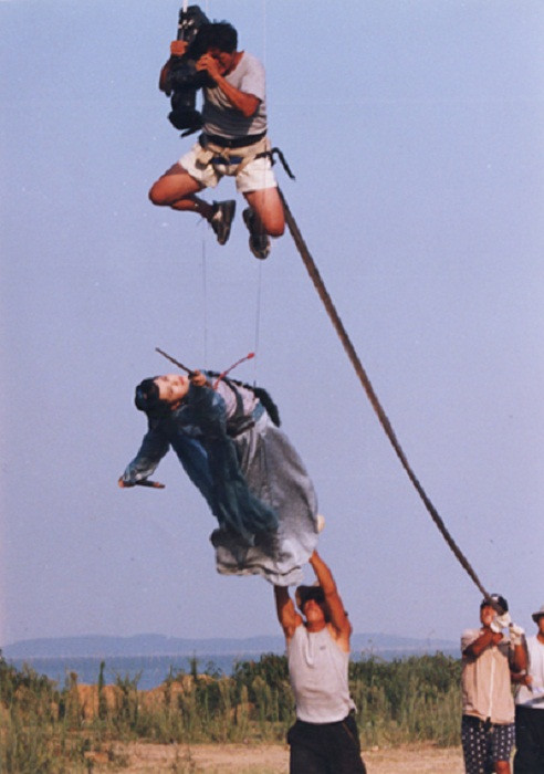 "Tiểu Long Nữ" Trần Ngọc Liên trong Thần điêu đại hiệp 1983 cũng cần đệm lò xo bật nhảy với hai nhân viên giữ đệm cho những pha võ thuật đẹp mắt như thế này.