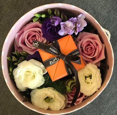 Bên cạnh những bó hoa đắt đỏ thì nhiều cửa hàng hoa còn bán kèm những món quà Valentine giá trị khác như trang sức, mỹ phẩm, chocolate...Không ít hộp hoa và quà có giá lên tới hàng chục triệu, thậm chí là gần trăm triệu đồng. Ảnh: VNE.