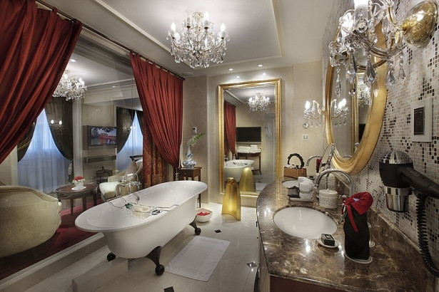 Phòng tắm trong Grand Prestige Suite có bồn tắm kiểu Pháp, vòi sen xông hơi và bộ đồ dùng phòng tắm hiệu Hermes.