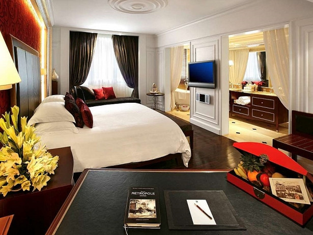 Giường ngủ trong phòng Tổng thống có thiết kế đặc biệt, hạn chế ảnh hưởng khi người nằm bên cạnh cử động. Giường có 3 lớp nệm, bao gồm lớp sợi lông tự nhiên và lớp lót chống thấm.