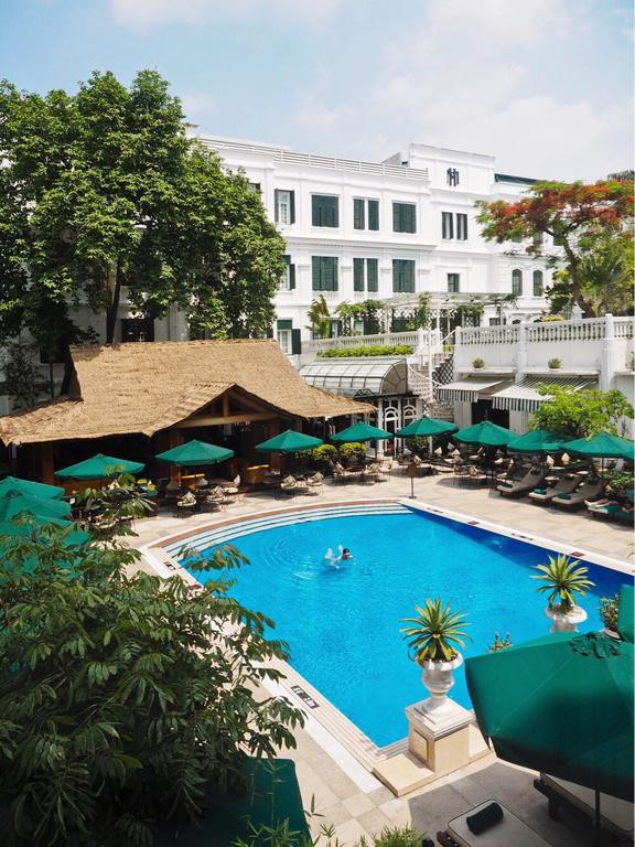 Bể bơi ngoài trời với khung cảnh đẹp mắt.