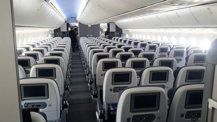 Tương tự như 787-8, máy bay Boeing 787-9 Dreamliner có mức tiêu hao nhiên liệu ít hơn 20% so với các máy bay có cùng kích thước. Ảnh: Youtube.