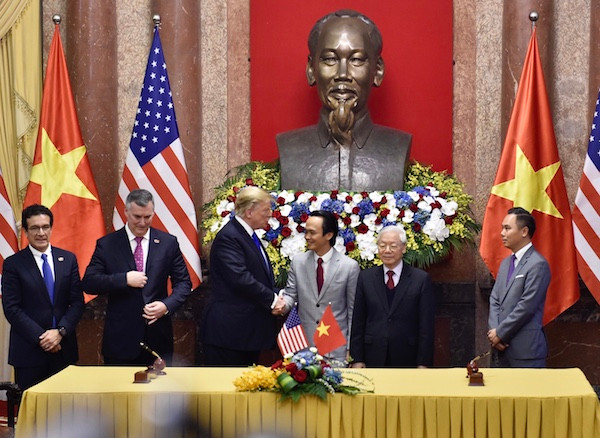 Theo đó, Hãng hàng không Bamboo Airways đã ký thỏa thuận mua 10 máy bay thân rộng Boeing 787-9 Dreamliner. Hãng hàng không Vietjet ký hợp đồng mua 100 tàu bay Boeing 737 Max. Ảnh: VGP.