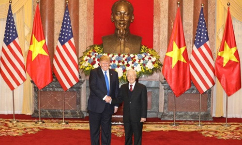 Tại cuộc hội đàm trước thềm Hội nghị Thượng đỉnh Mỹ-Triều sáng 27/2, Tổng Bí thư, Chủ tịch nước Nguyễn Phú Trọng và Tổng thống Donald Trump đã chứng kiến lễ ký kết các văn kiện hợp tác giữa Tập đoàn, doanh nghiệp hai nước. Ảnh: Vneconomy.