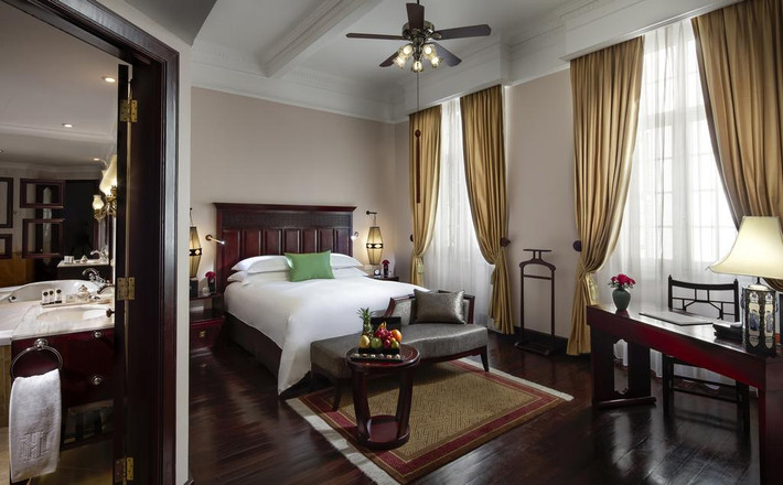 Phòng Tổng thống trong khách sạn mang phong cách kiến trúc cổ thời Pháp, có diện tích gần 200 m2, gồm phòng ngủ, phòng khách, làm việc, thư viện, spa riêng...Ảnh: Booking.