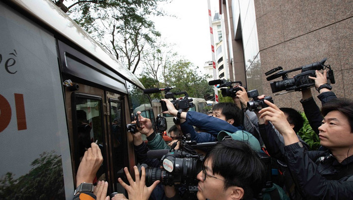 Sáng 24/2, một số nhân viên tháp tùng phái đoàn của ông Kim Jong Un đã đến Việt Nam. Sau khi rời sân bay Nội Bài, đoàn đã về khách sạn Melia tại trung tâm Hà Nội. Ảnh: Zing.