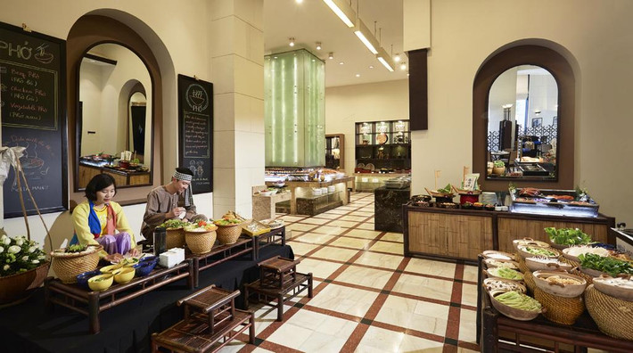 Khu vực nhà hàng với đủ các loại món ăn quốc tế và Việt Nam. Ảnh: Booking.