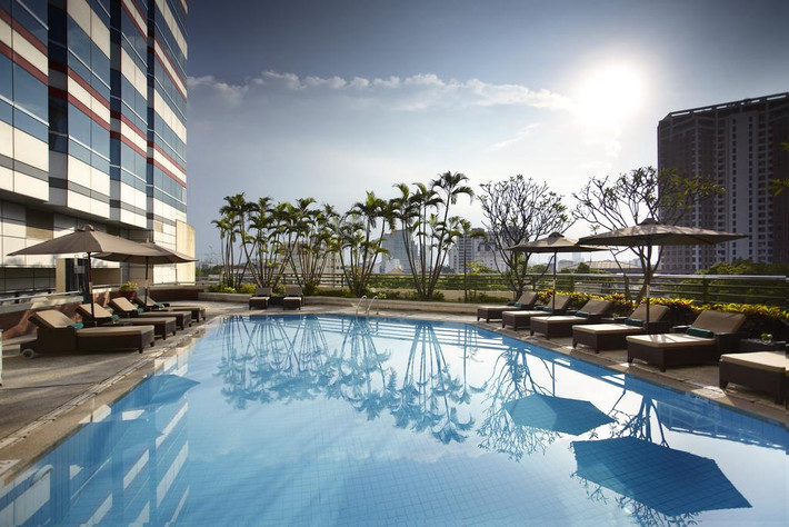 Bể bơi riêng của khách sạn nằm trên tầng 3. Ảnh: Booking.