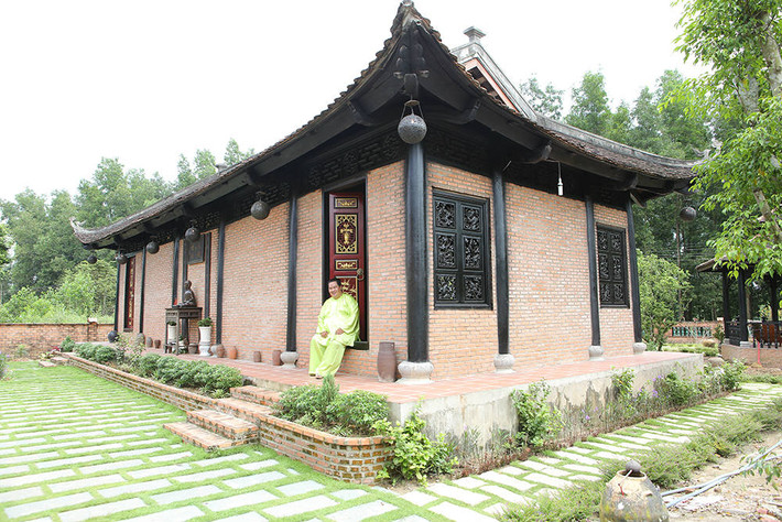 Bên trong biệt phủ có những gian đối lập, nằm tách biệt để phục vụ cho phim trường hoặc làm nơi thờ gia tiên. Ảnh: Dân Việt.