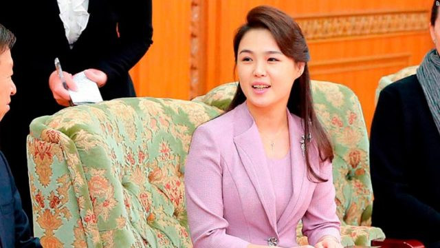Đệ nhất phu nhân nhà lãnh đạo Kim Jong-un được coi là biểu tượng thời trang của phụ nữ Triều Tiên với phong cách ăn mặc thanh lịch, trang nhã và kín đáo. Ảnh: Heightline.