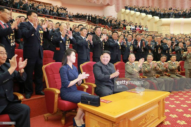 Bà Ri Sol Ju cũng là người định hình cụm từ "hàng hiệu" tại Triều Tiên, thông qua việc sử dụng những túi xách đến từ các thương hiệu lớn như Dior, Chanel…Ảnh: Getty Imgae.