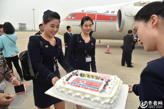 Vẻ đẹp dịu dàng của dàn tiếp viên nhanh chóng lọt vào ống kính của các nhiếp ảnh gia. Ảnh: Sina.
