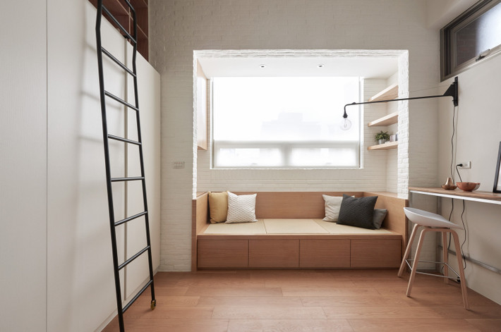 Không gian nhỏ gần cửa sổ được thiết kế là chỗ nghỉ ngơi.