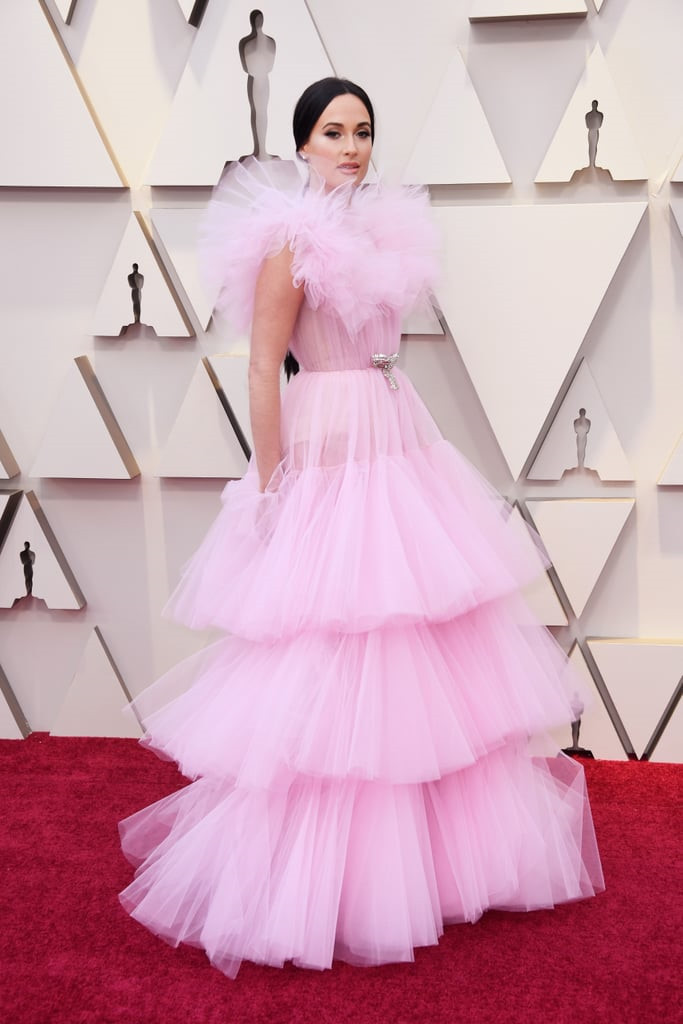 Nữ ca sĩ nhạc đồng quê Kacey Musgraves có màn xuất hiện ấn tượng tại Oscar sau khi chiến thắng 4 giải Grammy. Người đẹp chọn bộ đầm xếp tầng bồng bềnh hút mọi ánh nhìn trên thảm đỏ.