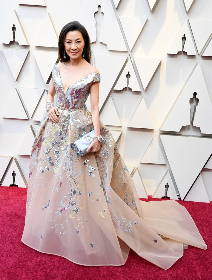 Dương Tử Quỳnh diện đầm Elie Saab lộng lẫy. Nữ diễn viên gốc Á là một trong những ngôi sao sẽ xuất hiện trên sân khấu công bố giải thưởng. Trong năm 2018, cô gây chú ý khi vào vai Eleanor, nữ đại gia giàu bậc nhất Singapore trong phim về giới siêu giàu châu Á.