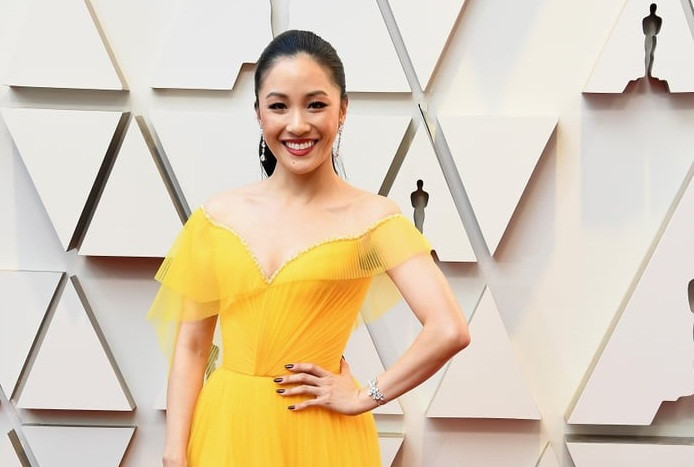 Nữ diễn viên Constance Wu có mặt sớm trên thảm đỏ Oscar 2019. Cô nhận được nhiều lời khen khi xuất hiện trong bộ đầm màu vàng nổi bật, phù hợp vóc dáng của nhà mốt Versace. Trang phục vừa mềm mại, nữ tính, lại vẫn tôn lên sự gợi cảm của người mặc. Năm nay, bộ phim ăn khách Crazy Rich Asians mà Wu tham gia gây hiệu ứng tích cực và rất ăn khách, song lại không có tên trong danh sách đề cử.
