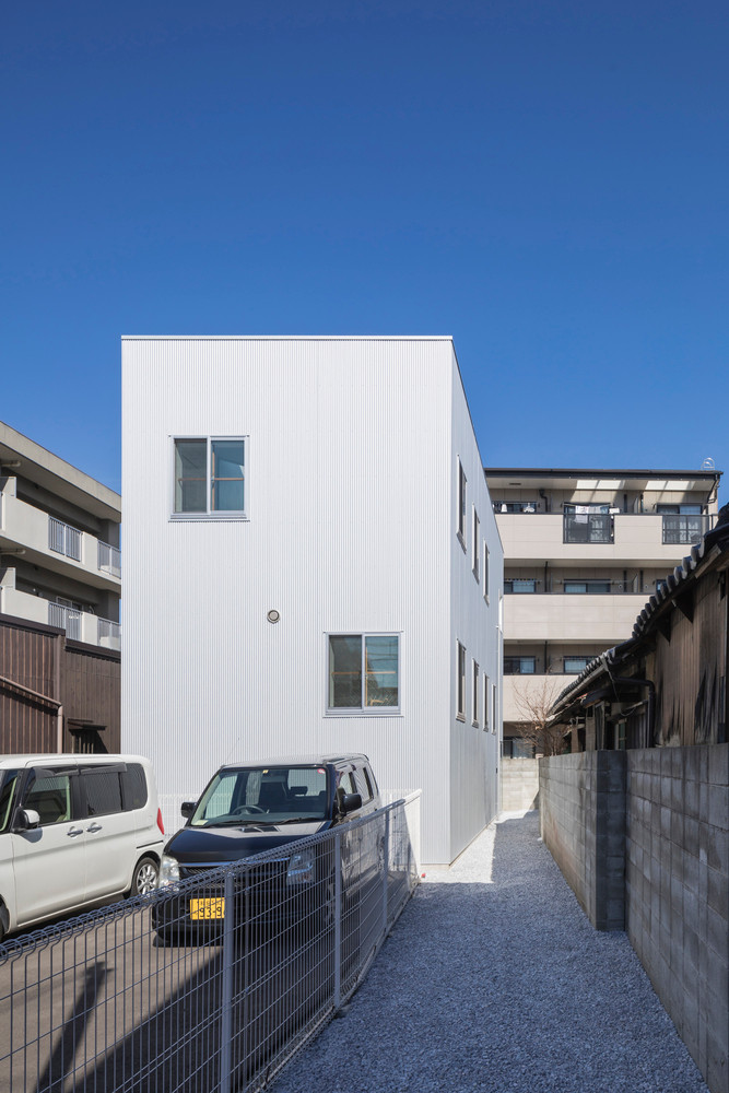 Nằm tại Osaka (Nhật Bản), ngôi nhà hình hộp có diện tích 50m2 là nơi ở của một gia đình gồm ba thành viên.