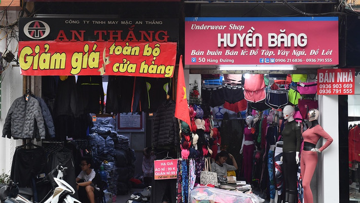 Quảng cáo giảm giá quần áo nhiều năm nay đã là chuyện cơm bữa của mỗi cửa hàng trong thành phố. Nhiều ông chủ bà chủ không còn chờ đến dịp lễ, Tết để lấy c