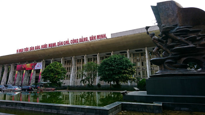 Khuôn viên bên ngoài thoáng mát với hồ nước. Ảnh: Kinhtedothi.