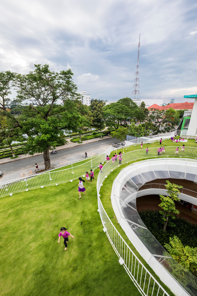 Khuôn viên trường phân chia 2 khu vực bên trên và dưới. Không gian bên trên có tạo hình một ngôi nhà lớn, phục vụ việc học tập, các hoạt động thể chất, nghệ thuật của các em học sinh.